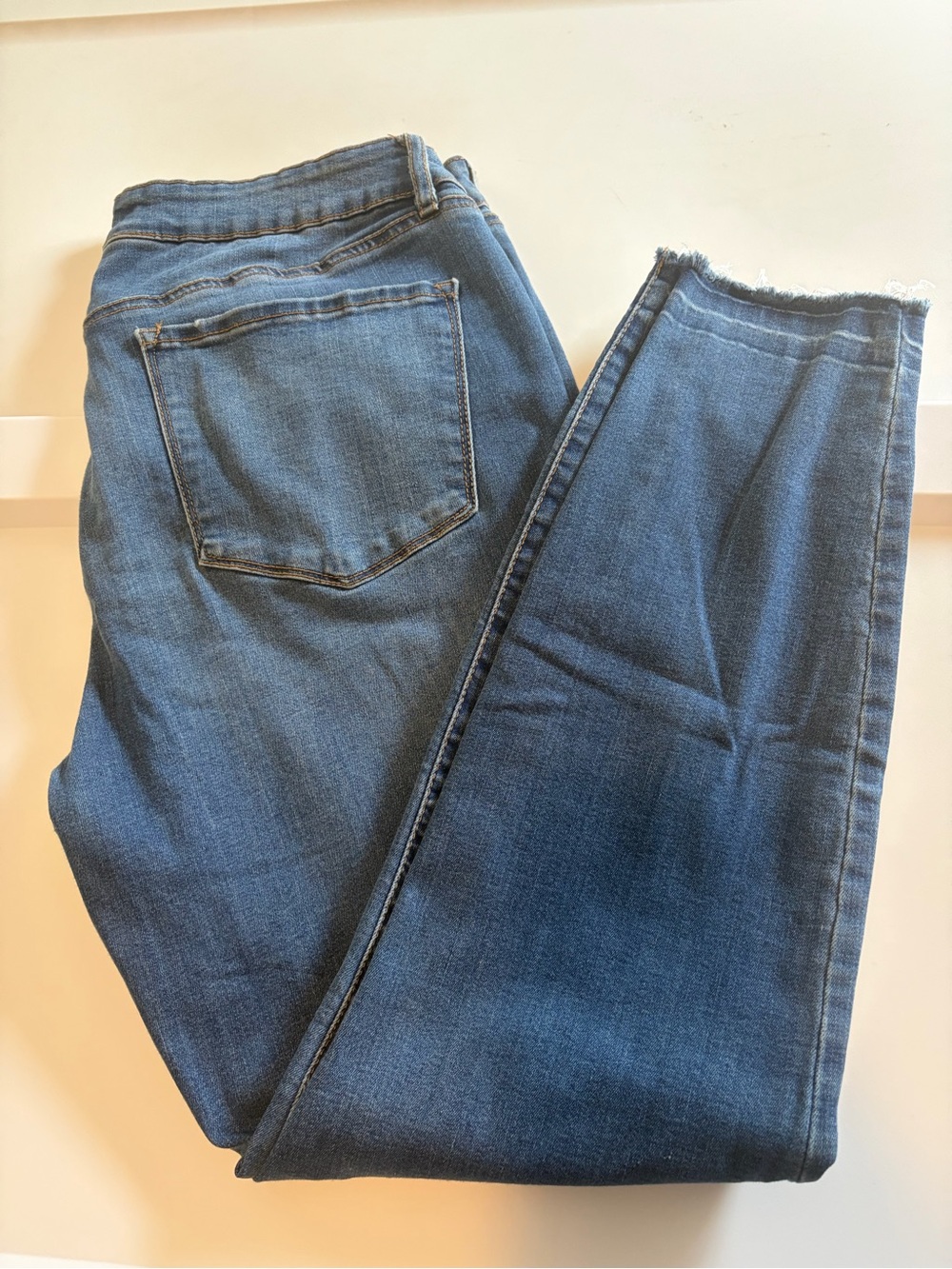 refuge Raw-Hem Ankle Cropped Jeans in Medium Blue